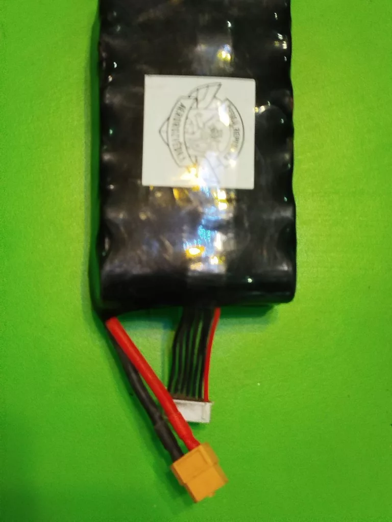 Аккумулятор от сбитого украинского дрона с наклейкой аэроразведки Чехии