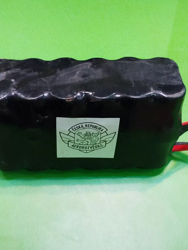 Аккумулятор от сбитого украинского дрона с наклейкой аэроразведки Чехии