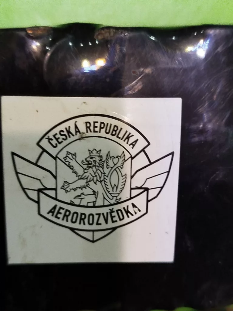 Аккумулятор от сбитого украинского дрона с наклейкой аэроразведки Чехии