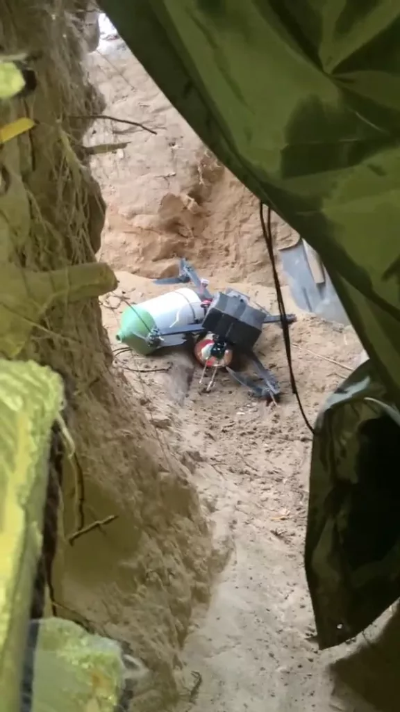 Украинский FPV-дрон на оптоволокне прилетел ко входу в блиндаж с российскими военнослужащими и не сработал, Курская область