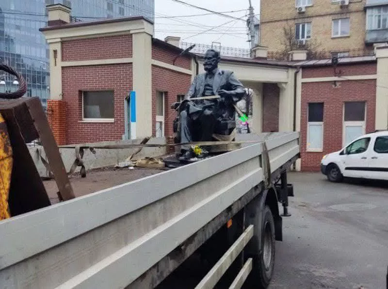 В Киеве демонтировали памятник лауреату Нобелевской премии, физиологу Ивану Павлову