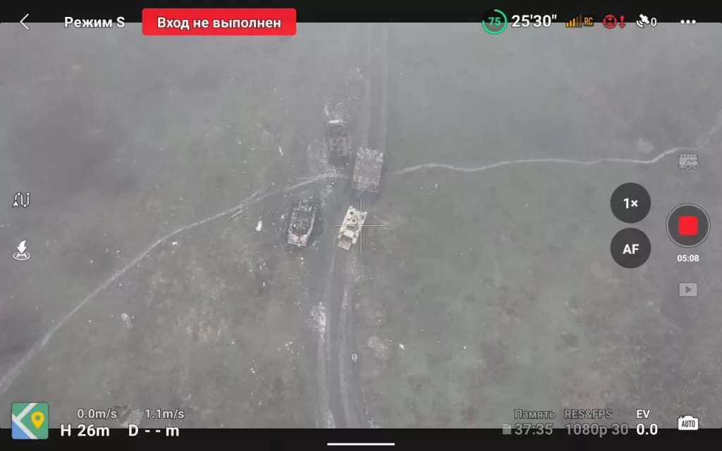 Танк-сарай 4-й отдельной гвардейской мотострелковой бригады утаскивает в трофеи брошенный БТР M113 ВСУ