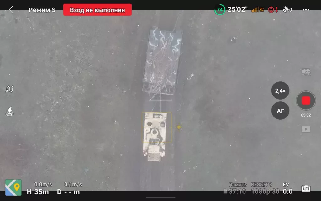 Танк-сарай 4-й отдельной гвардейской мотострелковой бригады утаскивает в трофеи брошенный БТР M113 ВСУ