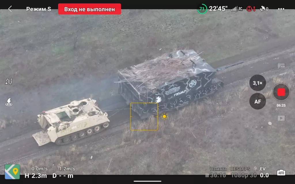 Танк-сарай 4-й отдельной гвардейской мотострелковой бригады утаскивает в трофеи брошенный БТР M113 ВСУ