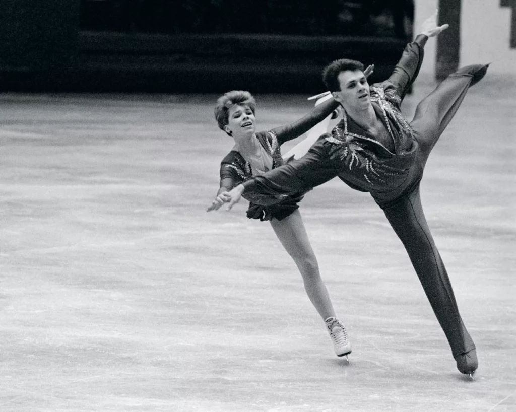 Бывшие российские фигуристы Шишкова и Наумов находились на борту самолета, столкнувшегося с вертолетом в США. Об этом сообщает ТАСС со ссылкой на источник