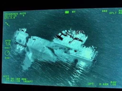 Кадры проведения поисково-спасательной операции на месте столкновения CRJ-700 с UH-60 Black Hawk в Вашингтоне. Оба борта упали в воду