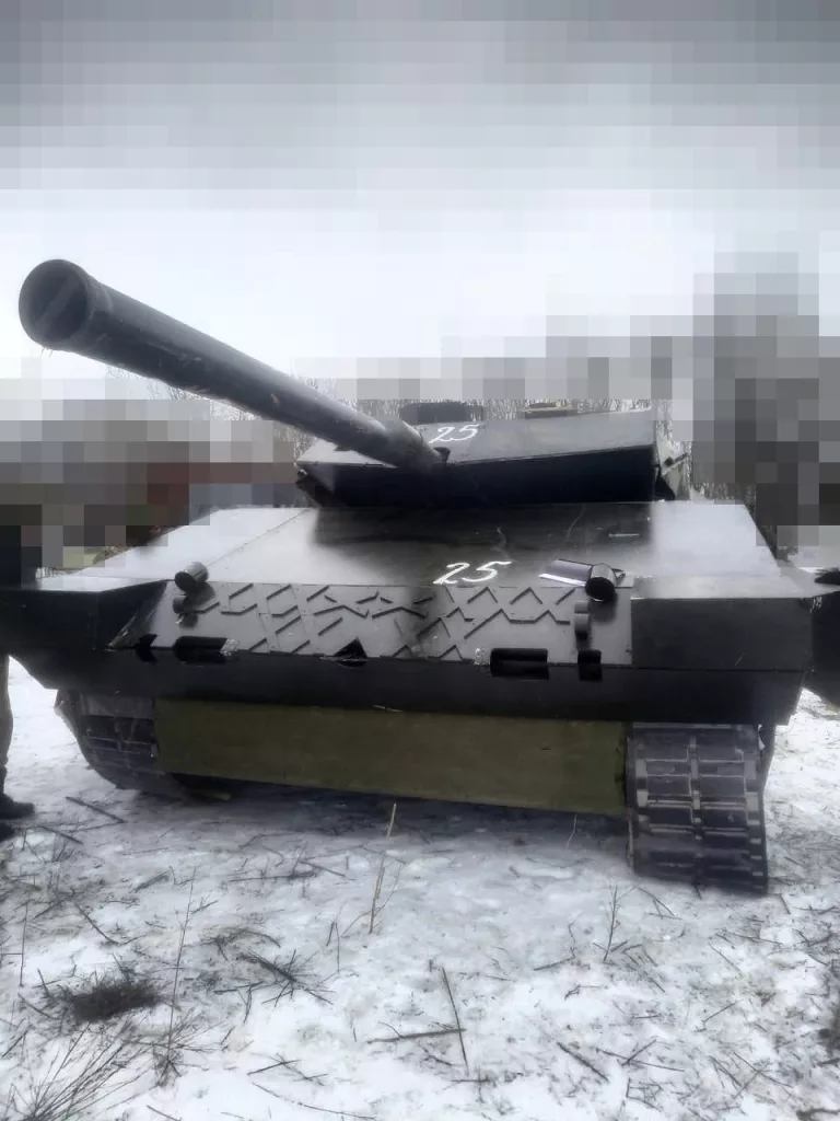Перемещаемые макеты танков Leopard 2A6 (Strv 122A) украинской армии, используемые на передовой
