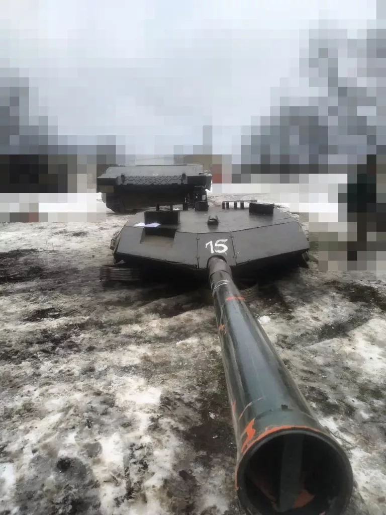 Перемещаемые макеты танков Leopard 2A6 (Strv 122A) украинской армии, используемые на передовой