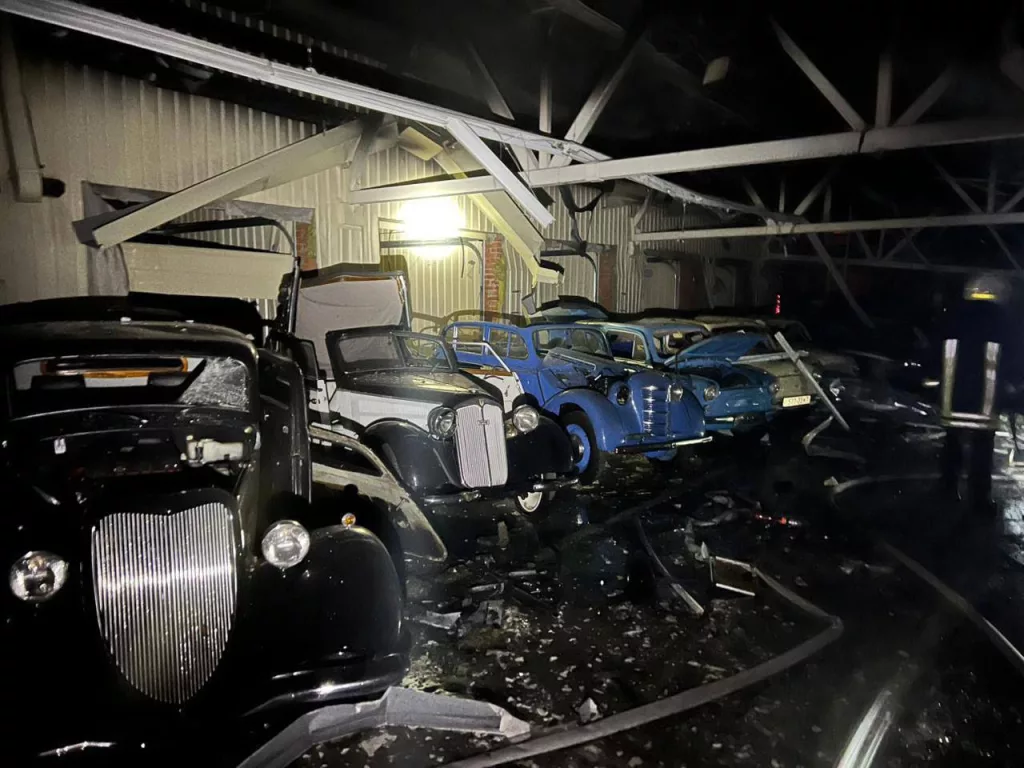 В результате удара барражирующих боеприпасов в Киевской области разрушен Музей ретро-автомобилей