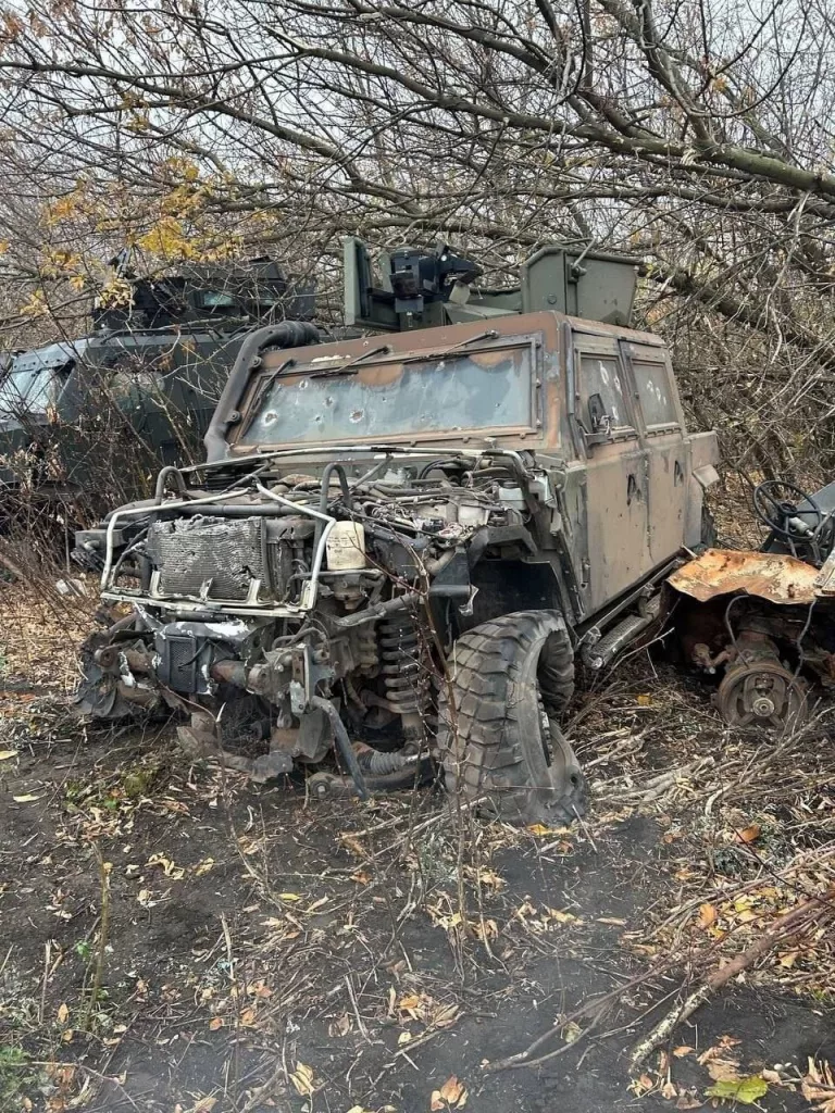 Подбитые и брошенные в районе н.п. Победа Донецкой Народной Республики бронеавтомобили Iveco LMV и Козак-7 украинских формирований