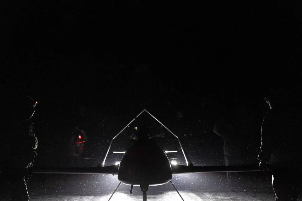 Кадры подготовки к боевому вылету минимум восьми дронов-камикадзе Ан-196 «Лютый» операторами 14-го ОПБАК сил беспилотных систем ВСУ, применяемых для ударов по объектам промышленности и энергетики в глубине территории России