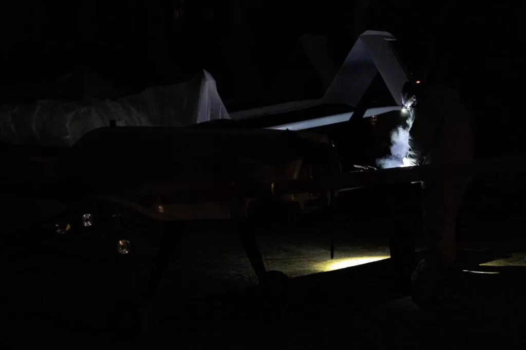 Кадры подготовки к боевому вылету минимум восьми дронов-камикадзе Ан-196 «Лютый» операторами 14-го ОПБАК сил беспилотных систем ВСУ, применяемых для ударов по объектам промышленности и энергетики в глубине территории России