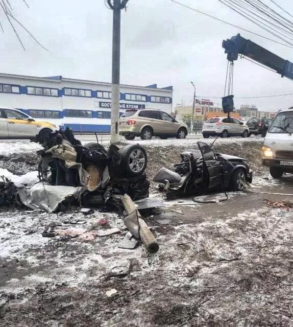 Машину разорвало пополам на Симферопольском шоссе в Московской области. BMW вылетела с трассы и врезалась в столб