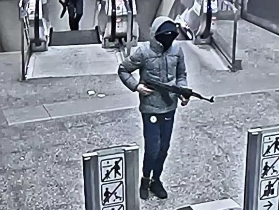 Двое мужчин открыли огонь на ж/д вокзале в Брюсселе: они были вооружены автоматами Калашникова