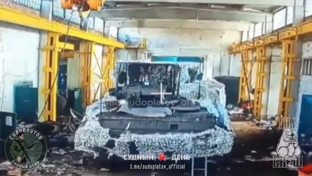 Парочка редких бельгийских легких БМП AIFV-B-C25 (модификация M113 с 25-мм пушкой) были уничтожены FPV-дронами на оптоволокне в ангаре села Колодезное, Купянское направление