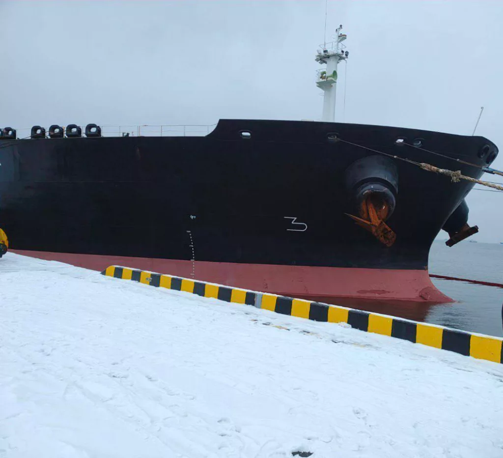 Первые фотографии с места аварии с танкером в порту Усть-Луга