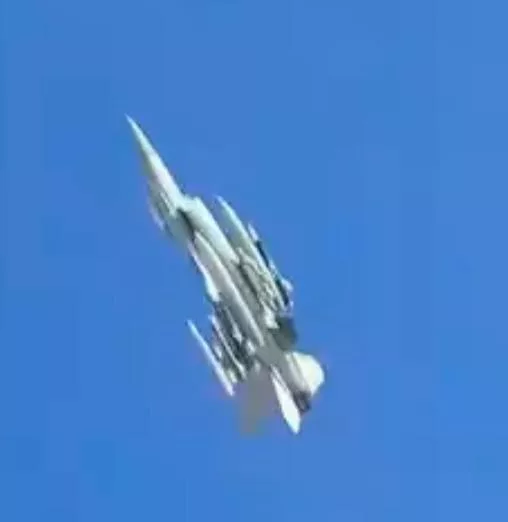 Украинский F-16 с полным боекомплектом где-то над территорией Украины