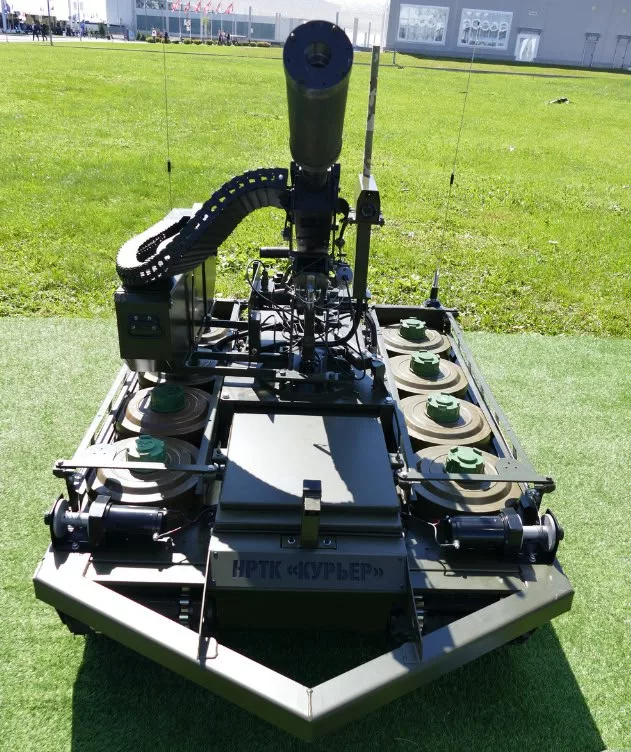 Гусеничный дрон-камикадзе уничтожил блиндаж ВСУ