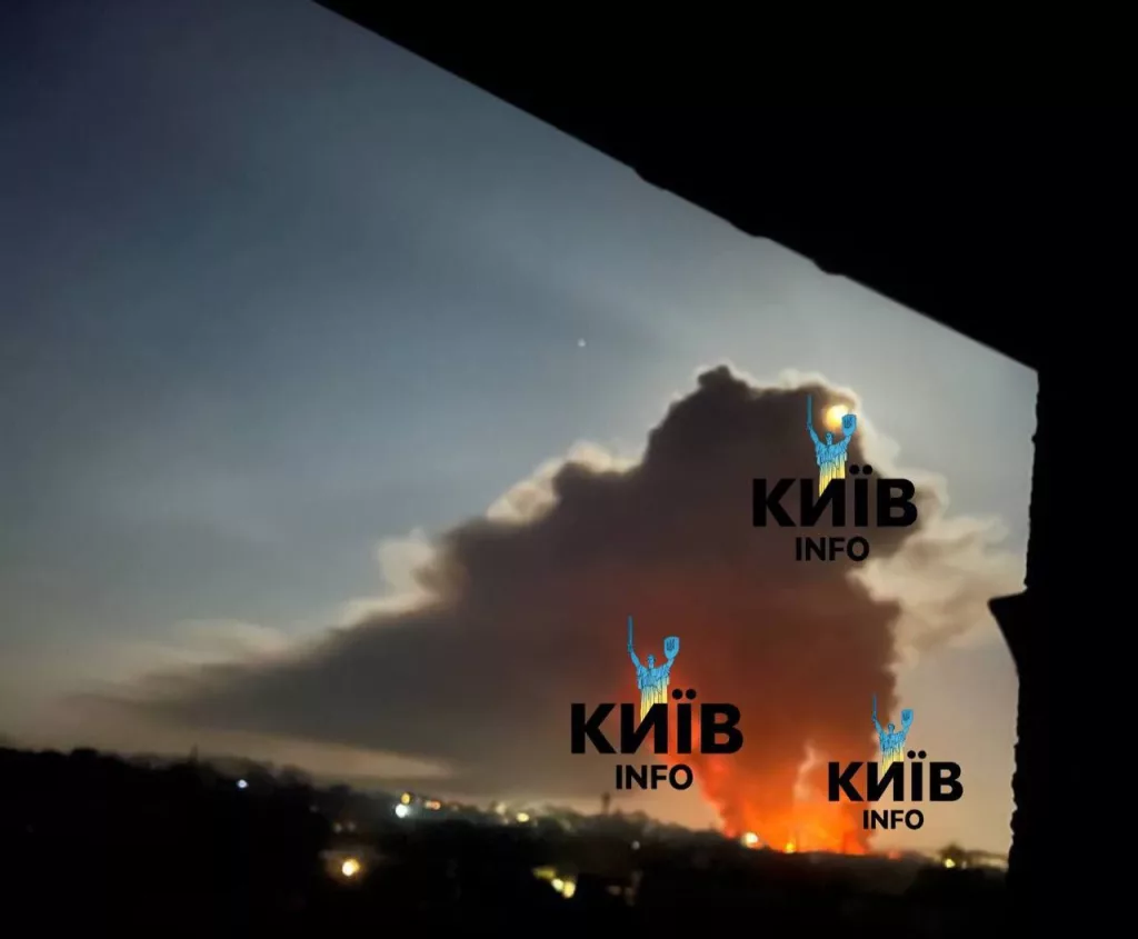 Ночью в Киеве горело здание крупного склада вследствие ракетного удара
