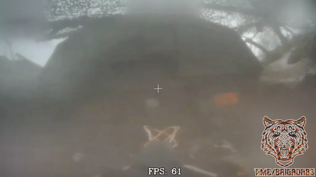 Предположительно, очередная PzH 2000 стала жертвой FPV-дрона на оптоволокне, поразившего самоходку противника в корму во время стоянки в своем укрытии