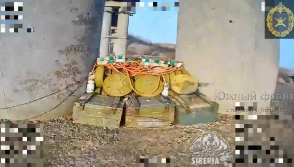 Подрыв ударом оптоволоконного FPV-дрона заминированного украинскими военными моста в районе Северска, который связывал города с соседней Серебрянкой через реку Плотка