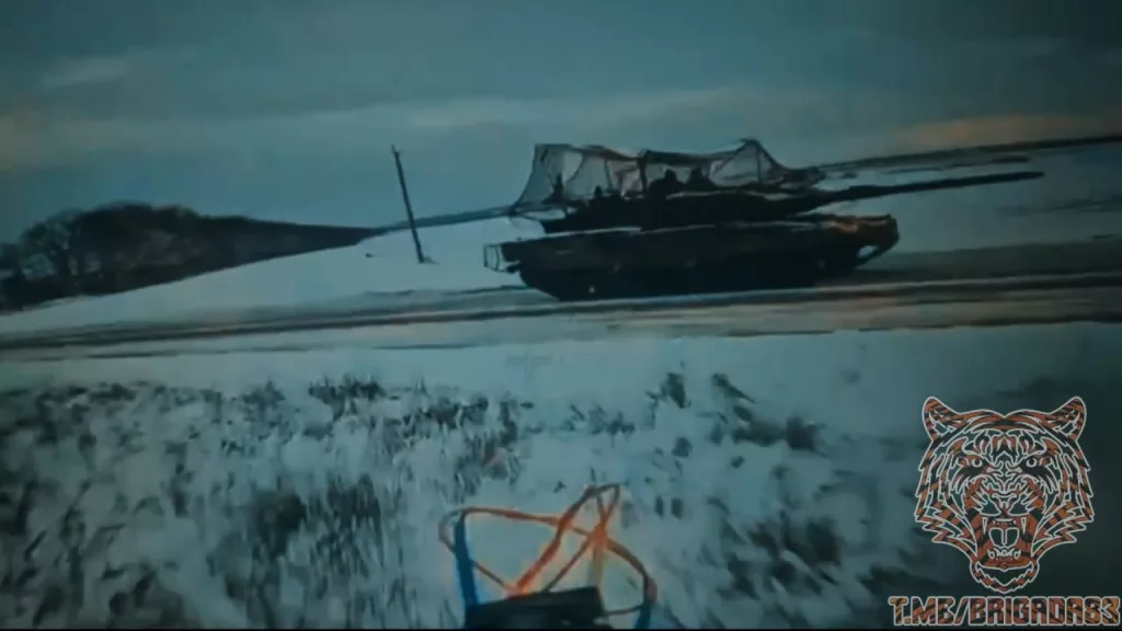 Поражение танка Leopard 2A6, КамАЗа и бронеавтомобиля HMWW украинской армии ударами FPV-дронов на оптоволокне, окрестности села Яблоновка Сумской области