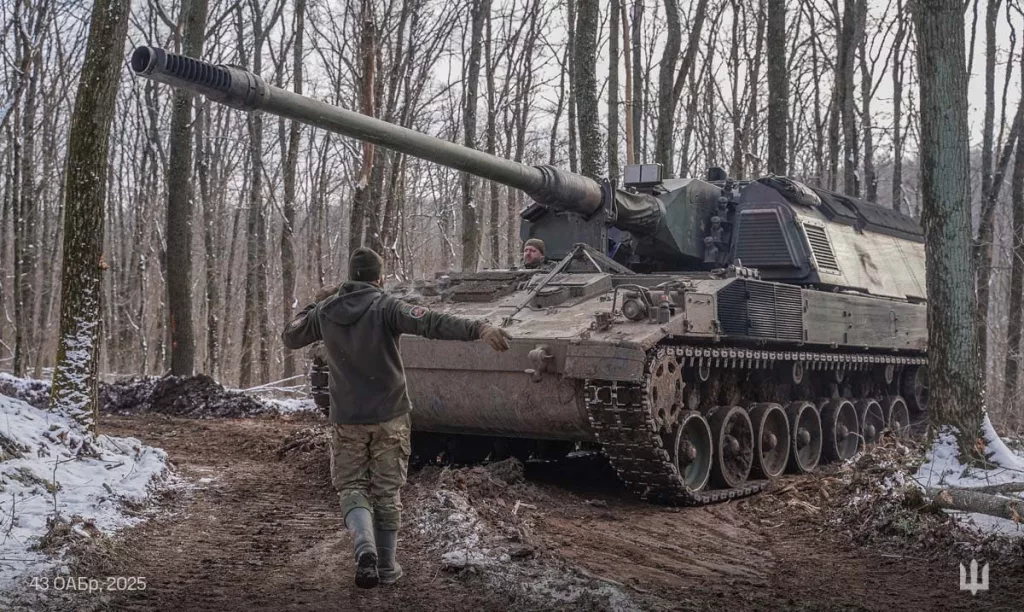 Похоже, стала ясна одна из причин, по которой противник порой размещает свои немецкие дальнобойные 155-мм САУ PzH 2000 близко к линии фронта, где те становятся легкой добычей даже для FPV-дронов