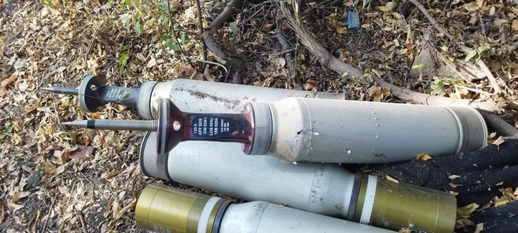 Фото трофейных снарядов – 120-мм БОПС DM63A1 (самый современный западный БОПС в зоне СВО) и картечный M1028
