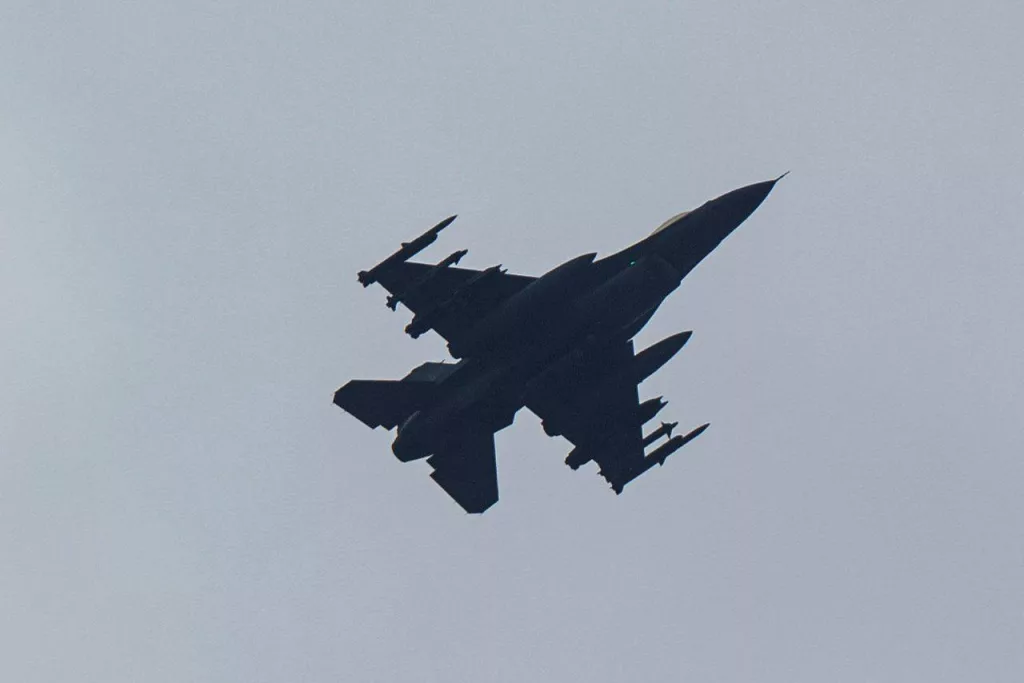 Украинский F-16AM с ракетами «воздух-воздух» AIM-120С и AIM-9X, а также корректируемыми бомбами GBU-39/B и парой подвесных топливных баков, Киевская область