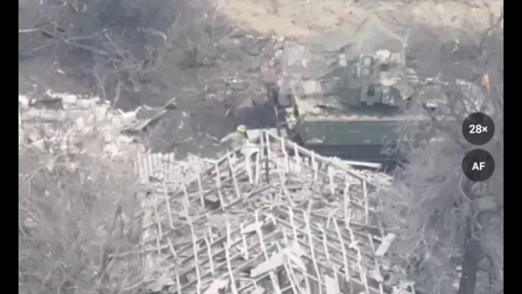 Момент прилета ракеты ПТРК в башню украинской БМП M2A2 Bradley во время ротации личного состава на передовой в поселке Надеждинка, юго-западнее Покровска