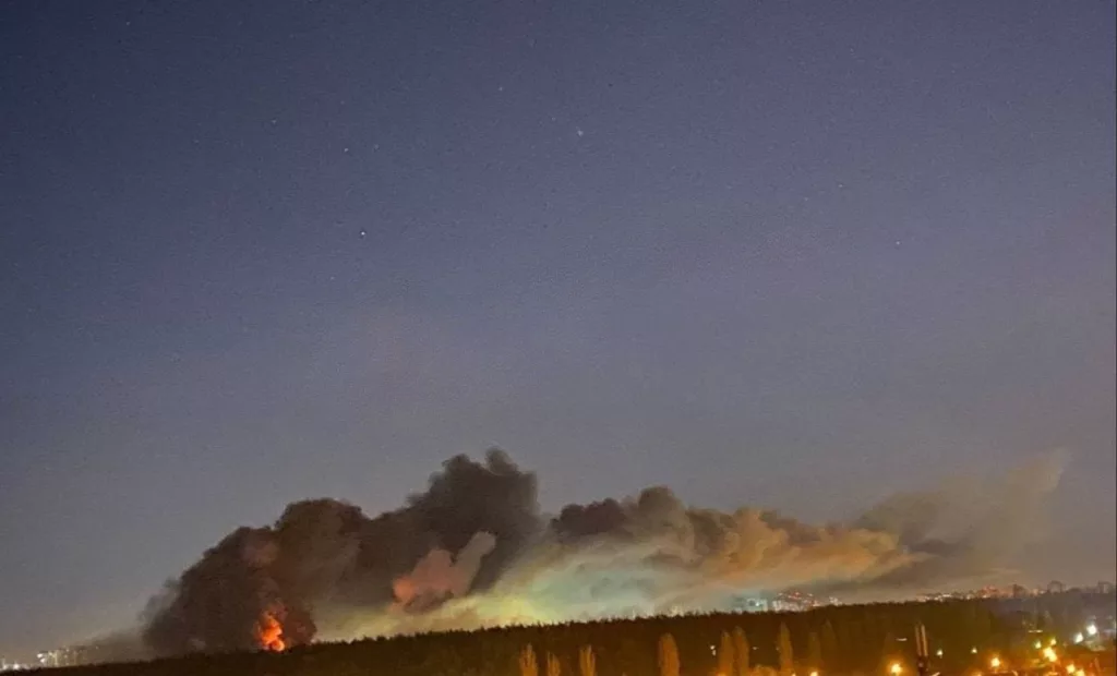 Цель поражена: столбы черного дыма поднялись над Киевом после атаки БПЛА