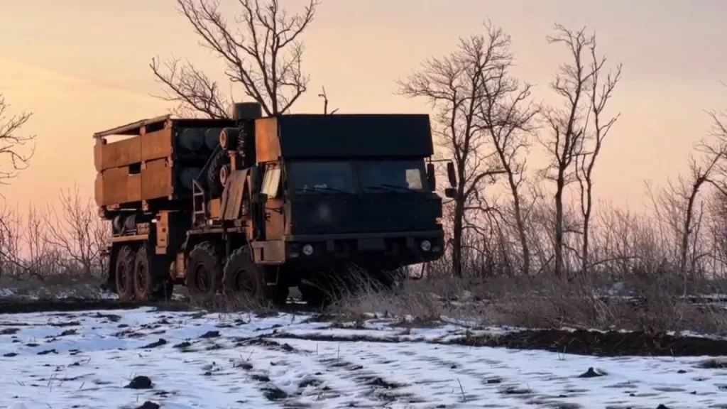 Редкий ЗРС средней дальности С-350 «Витязь» с кустарным дополнительным бронирование пусковой установки и кабины где-то в зоне СВО