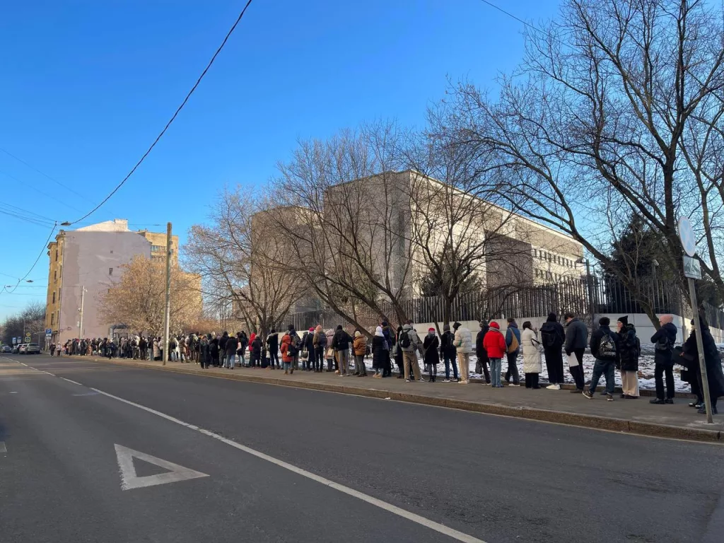Россияне "штурмуют" посольство Японии в Москве