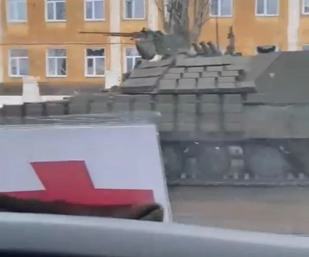 Единичный экземпляр тяжелого украинского БТР-Т засветился на видео буксировки американским БТР M113A3 аналогичного датского M113G3DK