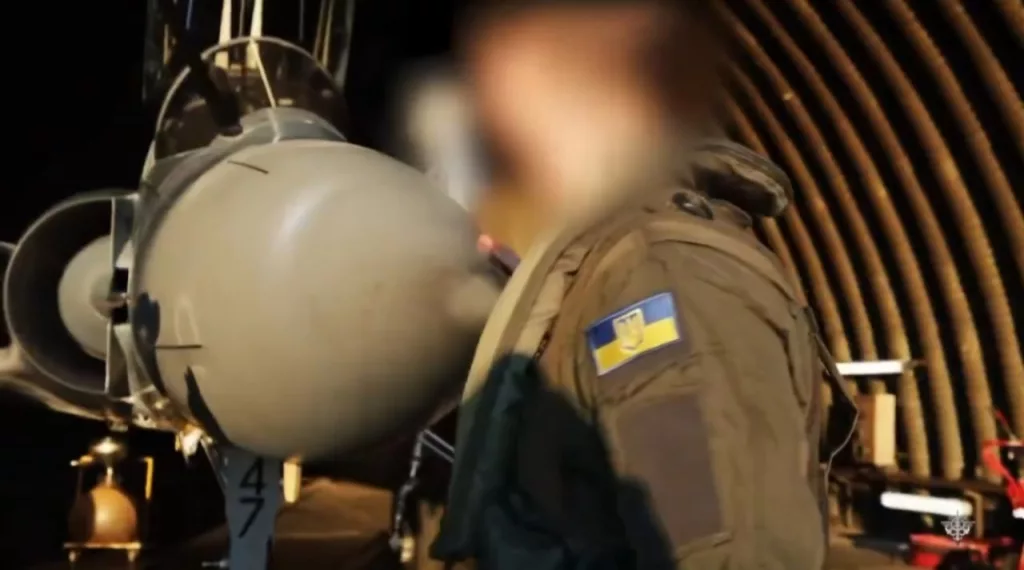 Французский Mirage 2000-5F в ангаре, судя по всему на территории Украины, и его украинский пилот