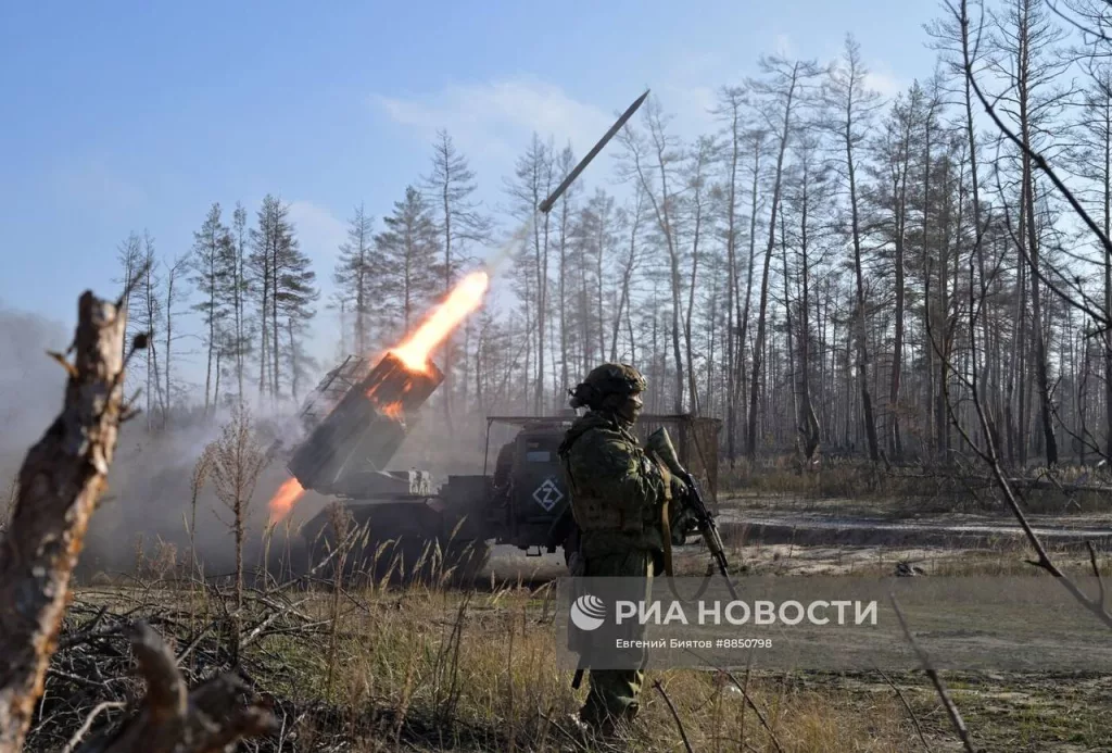 Боевая работа расчёта РСЗО 9К51 «Град» 25-й общевойсковой армии группировки войск «Запад» в Серебрянском лесничестве на Краснолиманском направлении