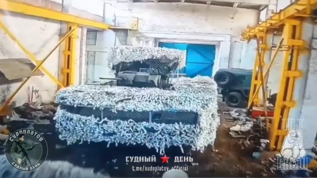 Парочка редких бельгийских легких БМП AIFV-B-C25 (модификация M113 с 25-мм пушкой) были уничтожены FPV-дронами на оптоволокне в ангаре села Колодезное, Купянское направление