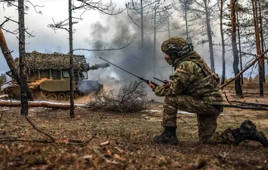Расчёт 152-мм самоходной гаубицы 2С19 «Мста-С» 8-го артиллерийского полка 18-й общевойсковой армии группировки войск «Днепр» работающего по позициям ВСУ на правобережье Днепра в Херсонской области