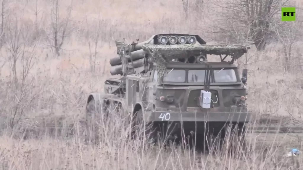 Боевая машина 9П140 РСЗО 9К57 «Ураган» со станцией РЭБ на носу группировки войск «Восток» на Южно-Донецком направлении