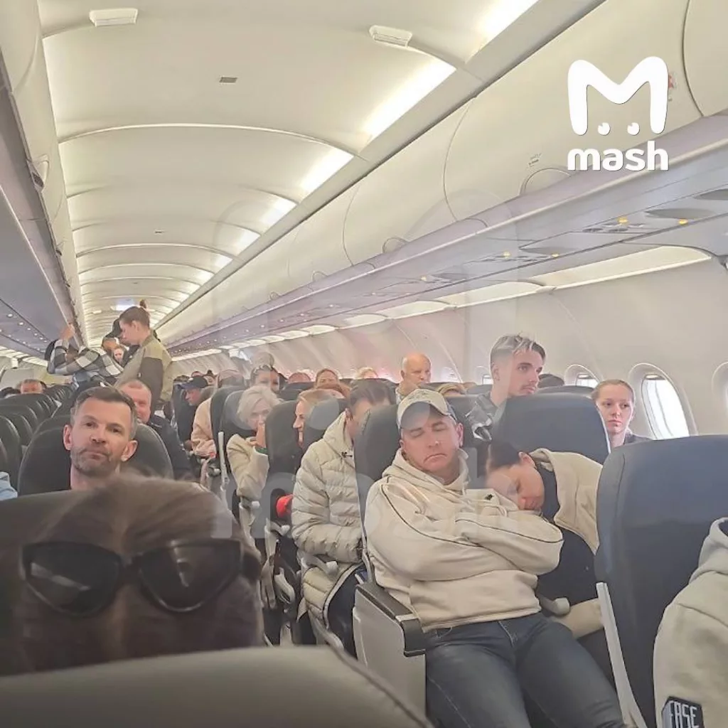 Самолёт с российскими туристами, летевший из Египта в Калининград, застрял в Польше без еды, воды и топлива. Борт экстренно сел в Познани, поляки отказываются давать топливо и выпускать самолёт