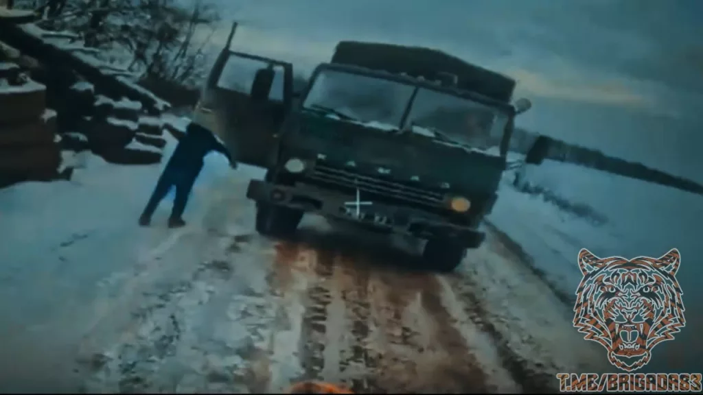 Поражение танка Leopard 2A6, КамАЗа и бронеавтомобиля HMWW украинской армии ударами FPV-дронов на оптоволокне, окрестности села Яблоновка Сумской области