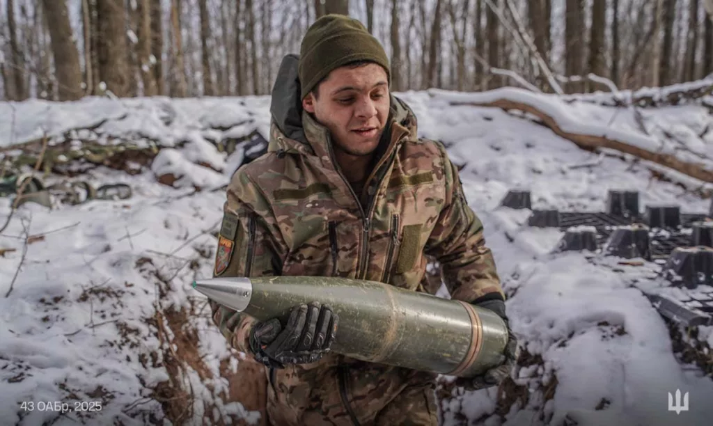 Похоже, стала ясна одна из причин, по которой противник порой размещает свои немецкие дальнобойные 155-мм САУ PzH 2000 близко к линии фронта, где те становятся легкой добычей даже для FPV-дронов
