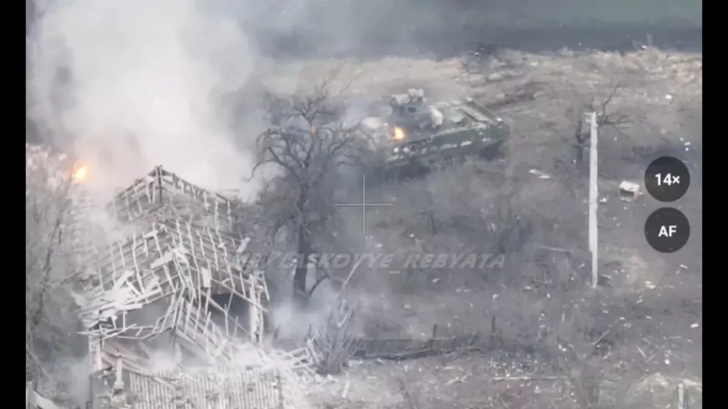 Момент прилета ракеты ПТРК в башню украинской БМП M2A2 Bradley во время ротации личного состава на передовой в поселке Надеждинка, юго-западнее Покровска