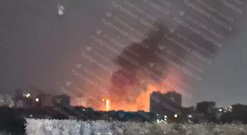 Огонь охватил подстанцию в Одессе после атаки БПЛА