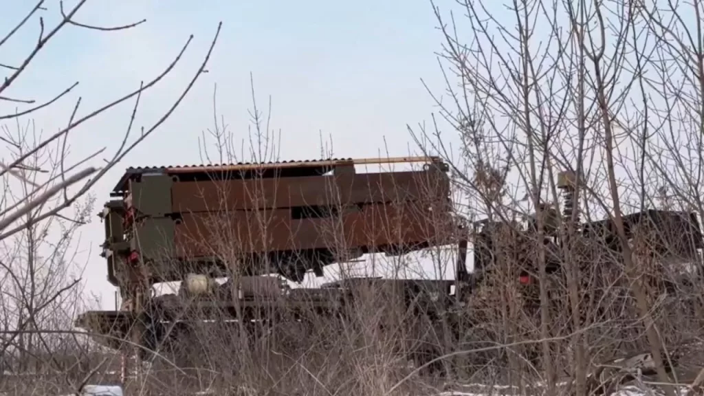 Редкий ЗРС средней дальности С-350 «Витязь» с кустарным дополнительным бронирование пусковой установки и кабины где-то в зоне СВО