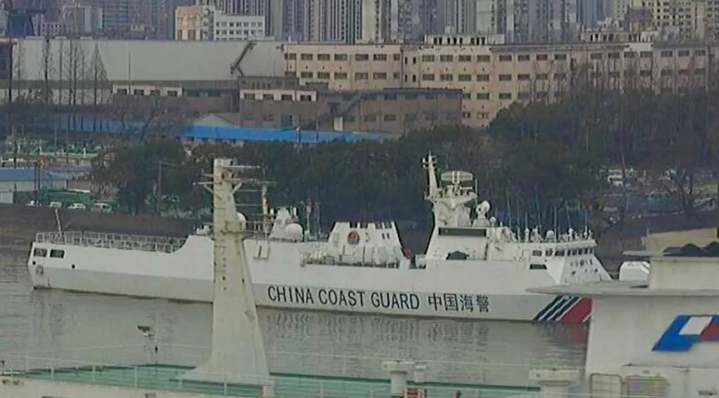 Пассажир судна сделал серию фото действующих и строящихся кораблей ВМС НОАК и Береговой охраны в Шанхае