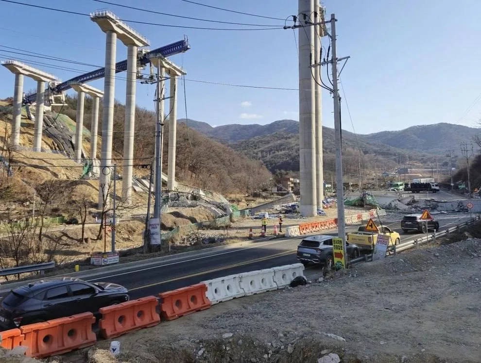 Три человека погибли, пятеро пострадали при обрушении моста в Южной Корее, сообщило агентство Yonhap