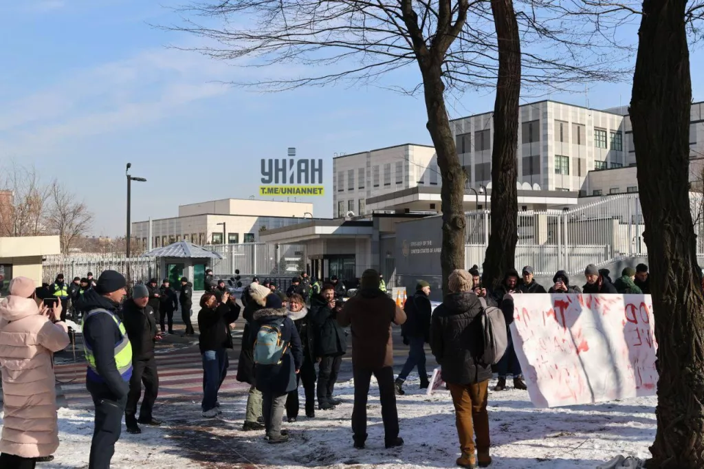 Украинцы снова у посольства США: митинг или массовка?