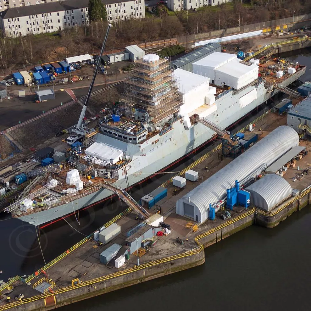 Текущее состояние строящихся британских фрегатов типа 26 F88 Glasgow и F89 Cardiff в сухом доке на верфи BAE Systems в Скотстоуне в Глазго