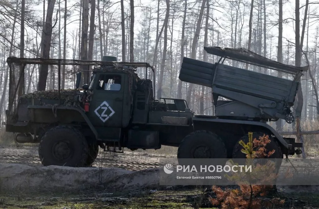 Боевая работа расчёта РСЗО 9К51 «Град» 25-й общевойсковой армии группировки войск «Запад» в Серебрянском лесничестве на Краснолиманском направлении
